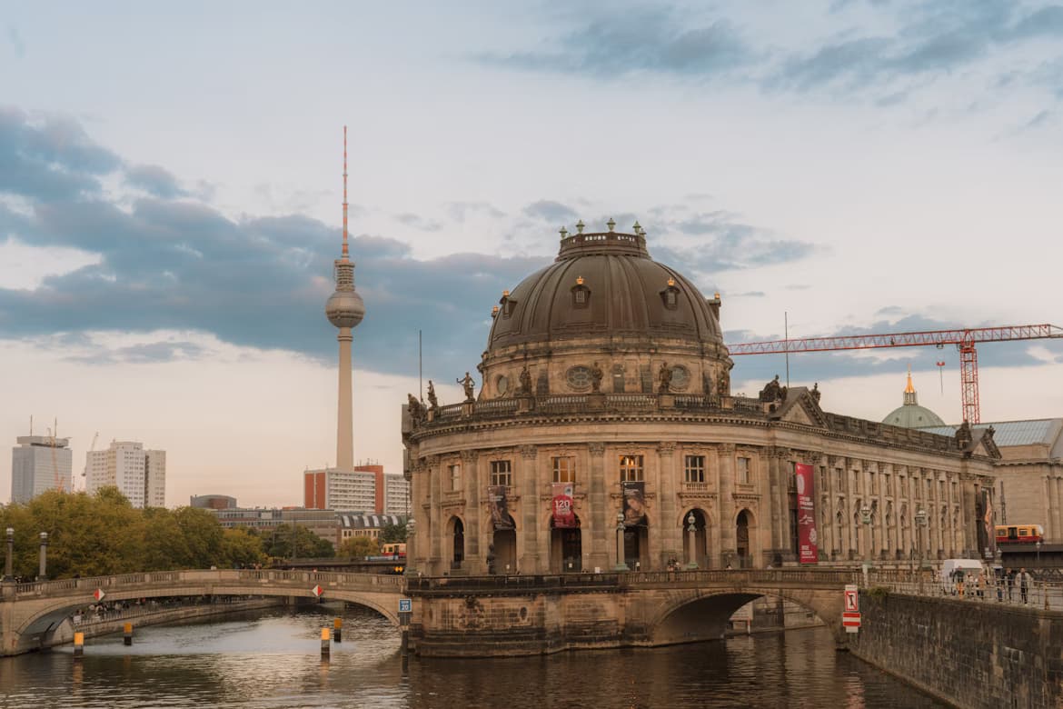 SettlyGo helping customers 7